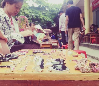 Chợ đá quý Lục Yên 1