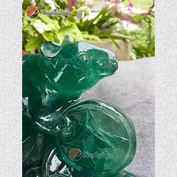 Cận cảnh Chuột thần tài đá Fluorite